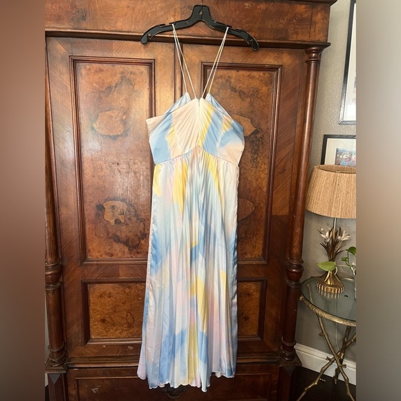 ML Monique Lhuillier- Size 12 GUC
SATIN CHARMEUSE PLEATED MAXI DRESS IN BLUE - Picture 3 of 7